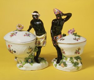 Två Meissen blackamoors stående vid sötkorgar och överdrag, 1741 (porslin)